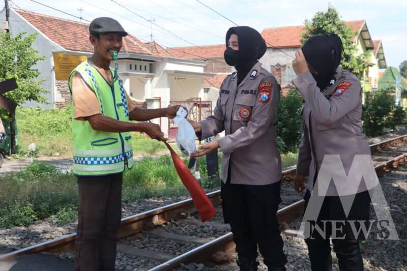Polwan Polres Pasuruan berbagi daging Qurban