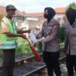 Polwan Polres Pasuruan berbagi daging Qurban