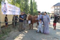 Kapolres Bojonegoro AKBP Mario Prahatinto serahkan hewan Qurban