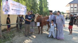 Kapolres Bojonegoro AKBP Mario Prahatinto serahkan hewan Qurban