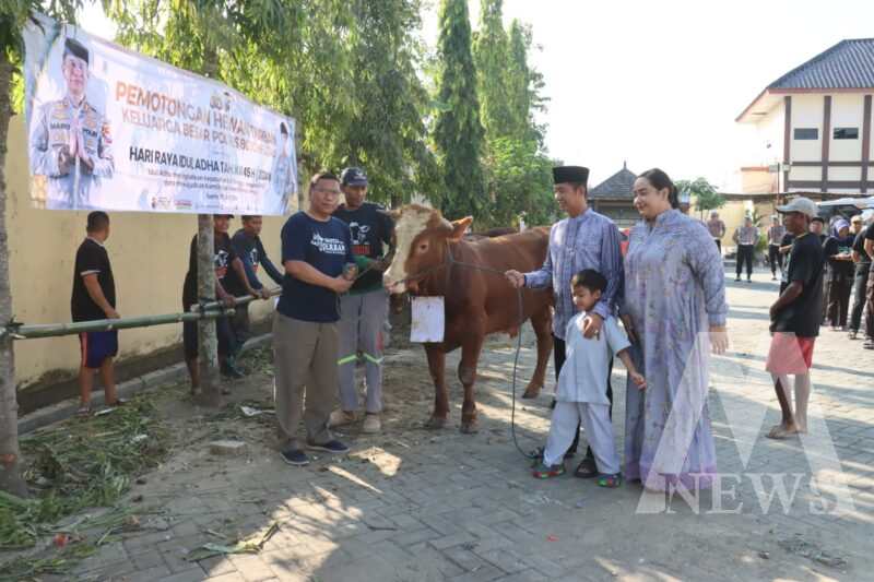 Kapolres Bojonegoro AKBP Mario Prahatinto serahkan hewan Qurban