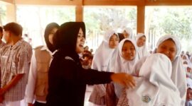 Polwan Polres Probolinggo Iptu Merdhani Pravita Shanty sosialisasi di SMAN 1 Paiton