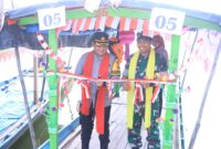 Kapolres Ngawi AKBP Argowiyono didampingi Dandim 0805 Ngawi Letkol Arm Didik Kurniawan buka perlombaan perahu hias