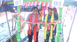 Kapolres Ngawi AKBP Argowiyono didampingi Dandim 0805 Ngawi Letkol Arm Didik Kurniawan buka perlombaan perahu hias