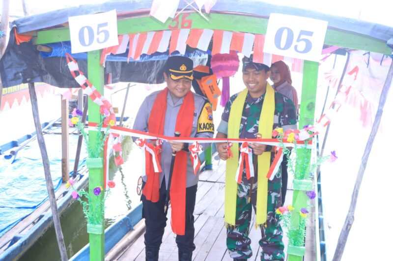 Kapolres Ngawi AKBP Argowiyono didampingi Dandim 0805 Ngawi Letkol Arm Didik Kurniawan buka perlombaan perahu hias