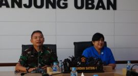 Dansatdik – 1 Kodiklatal Kolonel Laut (P) I Gede Merta Yasa didampingi Ketua Jalasenastri Satdik - 1 Kodiklatal Ny. Ni Putu Ardilin I Gede