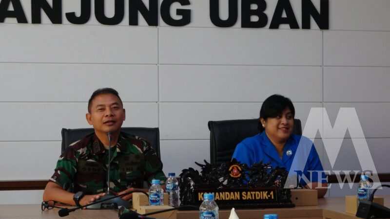 Dansatdik – 1 Kodiklatal Kolonel Laut (P) I Gede Merta Yasa didampingi Ketua Jalasenastri Satdik - 1 Kodiklatal Ny. Ni Putu Ardilin I Gede