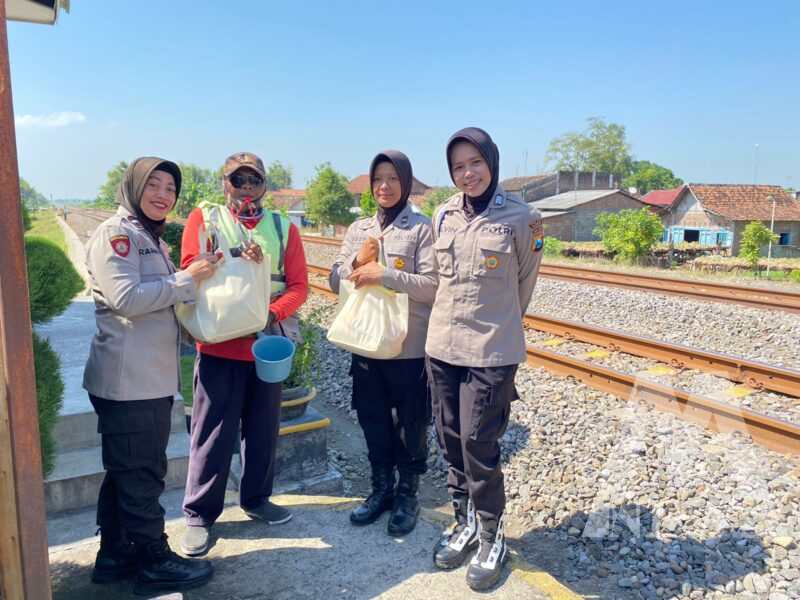 Polwan Polres Nganjuk gelar Bansos