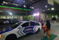 Patwal Polres Nganjuk antar korban pendarahan dalam