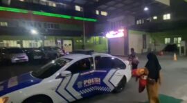 Patwal Polres Nganjuk antar korban pendarahan dalam