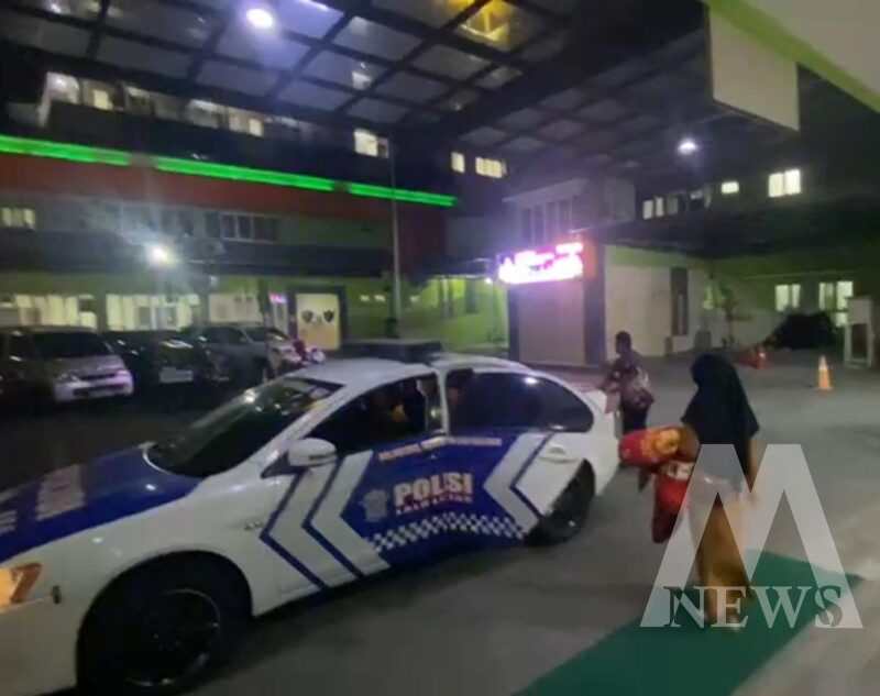 Patwal Polres Nganjuk antar korban pendarahan dalam