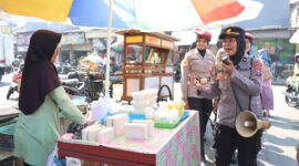 Polwan Polres Mojokerto Kota lakukan patroli Kamtibmas di pasar