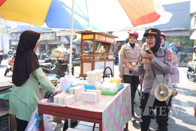 Polwan Polres Mojokerto Kota lakukan patroli Kamtibmas di pasar