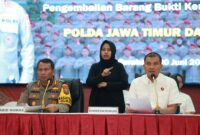 Dirkrimum Polda Jatim Kombespol Totok Suharyanto didampingi Kabid Humas Polda Jatim Kombespol Dirmanto