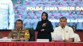 Dirkrimum Polda Jatim Kombespol Totok Suharyanto didampingi Kabid Humas Polda Jatim Kombespol Dirmanto