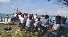 Siswa Kodiklatal lattek WJY XXII/2024 bantu kapal nelayan hampir tenggelam