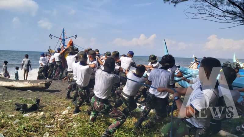 Siswa Kodiklatal lattek WJY XXII/2024 bantu kapal nelayan hampir tenggelam