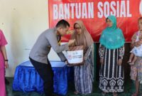 Kapolres Nganjuk AKBP Muhammad bagikan Bansos
