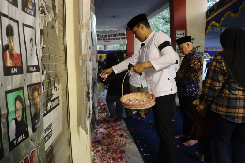 Kapolres Malang AKBP Putu Kholis Aryana saat tabur bunga