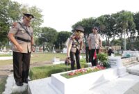 Wakapolda Jatim Brigjen Pol Akhmad Yusep Gunawan saat ziarah ke TMP