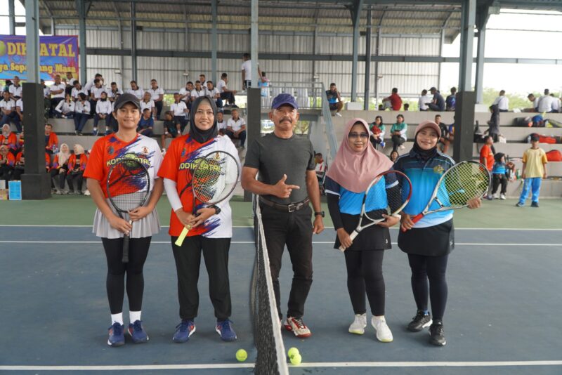 Para kontingen tenis lapangan