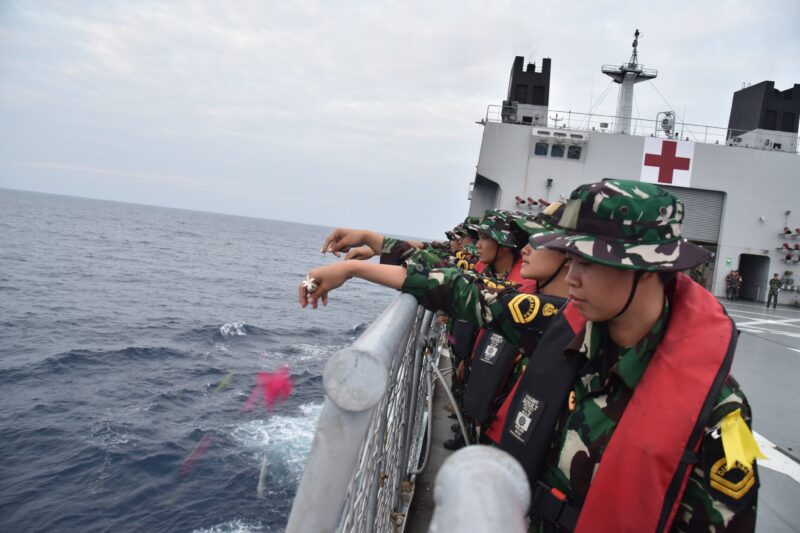 Satgas lattek WJY XXII/2024 tabur bunga di selat Bali