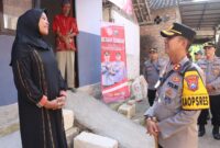 Kapolres Bojonegoro AKBP Mario Prahatinto sambangi penerima bantuan bedah rumah