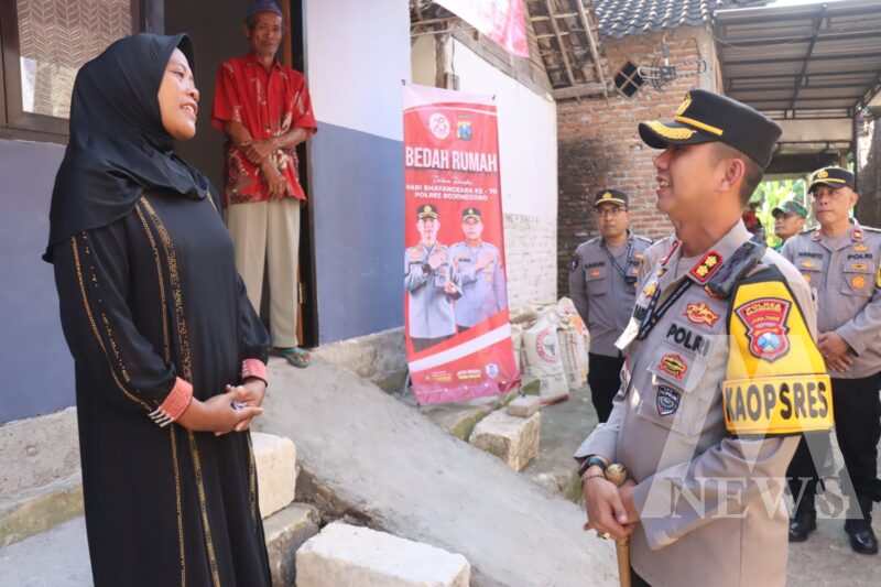 Kapolres Bojonegoro AKBP Mario Prahatinto sambangi penerima bantuan bedah rumah