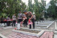 Kapolres Bojonegoro AKBP Mario Prahatinto ziarah ke TMP