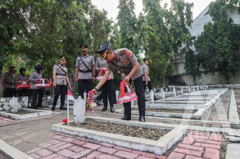 Kapolres Bojonegoro AKBP Mario Prahatinto ziarah ke TMP