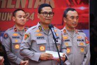 Asisten Logistik (Aslog) Kapolri, Irjen Pol Raden Prabowo Argo Yuwono didampingi Kadiv Humas Polri Irjen Pol Shandi Nugroho