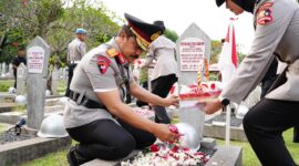 Wakapolri Komjen Agus Andrianto Ziarah dan Tabur Bunga di TMP Kalibata