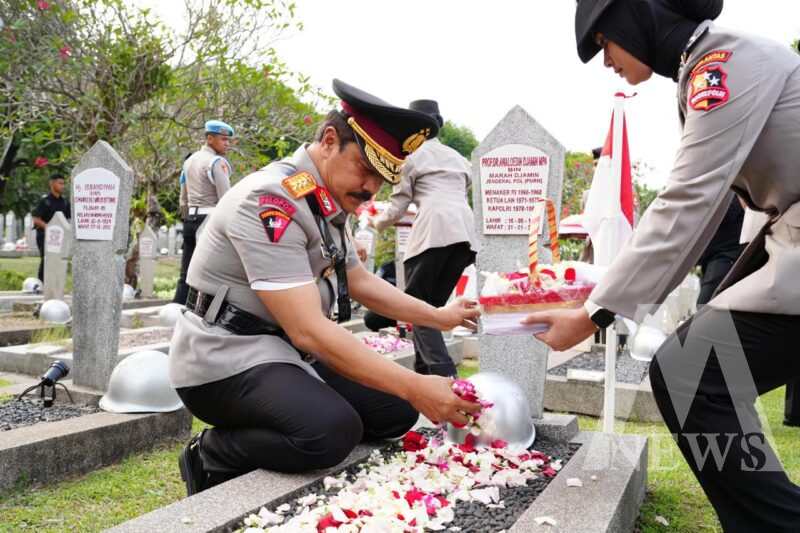 Wakapolri Komjen Agus Andrianto Ziarah dan Tabur Bunga di TMP Kalibata