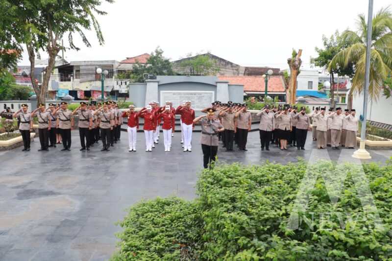 Polres Tanjung Perak ziarah TMP WR Supratman