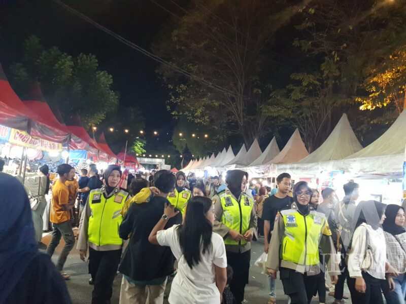 Tim Patroli Polwan Pengamanan Pesta Rakyat dan Bazar UMKM
