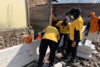 Anggota Polwan Polres Nganjuk bantu Bedah Rumah