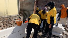 Anggota Polwan Polres Nganjuk bantu Bedah Rumah