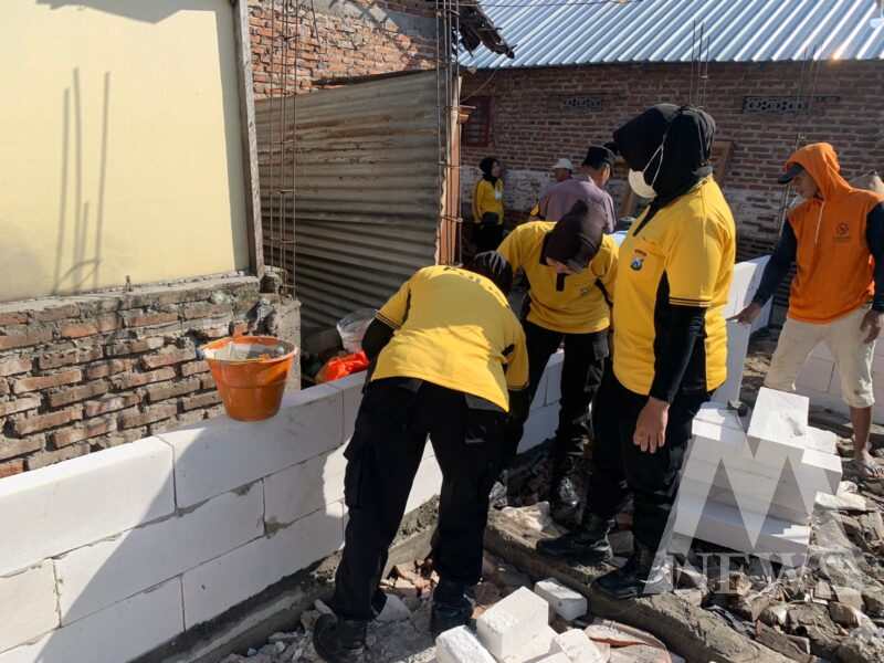 Anggota Polwan Polres Nganjuk bantu Bedah Rumah