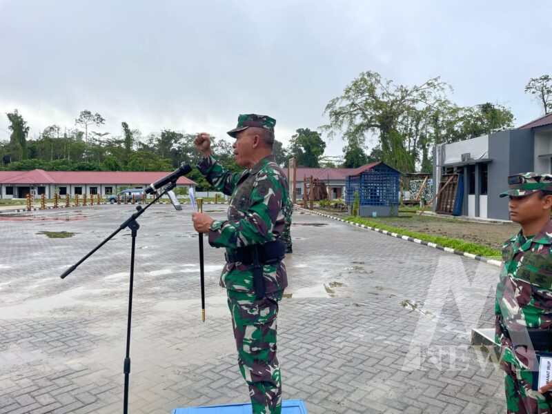 Komandan Satuan Pendidikan (Dansatdik) - 3 Kodiklatal, Kolonel Marinir Harnoko selaku Inspektur Upacara