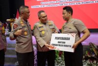 Kapolda Jatim Irjen Pol Drs. Imam Sugianto serahkan bantuan