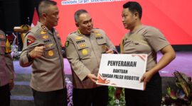 Kapolda Jatim Irjen Pol Drs. Imam Sugianto serahkan bantuan