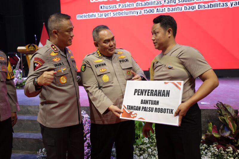 Kapolda Jatim Irjen Pol Drs. Imam Sugianto serahkan bantuan