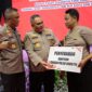 Kapolda Jatim Irjen Pol Drs. Imam Sugianto serahkan bantuan