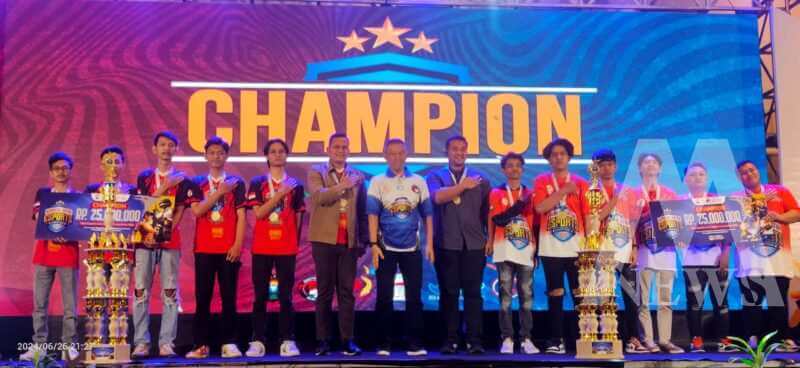 Kapolda Jatim Irjen Pol Drs. Imam Sugianto bersama pemenang