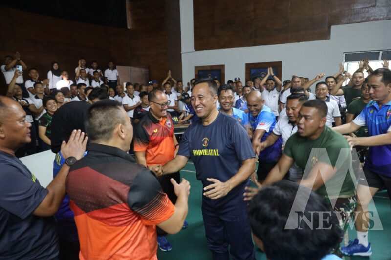 Dankodiklatal Letjen TNI Marinir Nur Alamsyah bersama kontingen Porwiltim