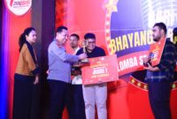 Kapolri Jenderal Listyo Sigit Prabowo serahkan hadiah ke pemenang Stand Up Comedy