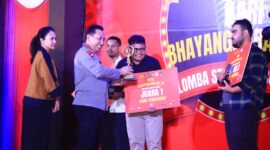 Kapolri Jenderal Listyo Sigit Prabowo serahkan hadiah ke pemenang Stand Up Comedy
