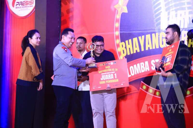 Kapolri Jenderal Listyo Sigit Prabowo serahkan hadiah ke pemenang Stand Up Comedy
