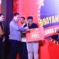 Kapolri Jenderal Listyo Sigit Prabowo serahkan hadiah ke pemenang Stand Up Comedy