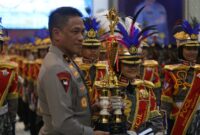 Wakapolda Jatim Brigjen Pol Akhmad Yusep Gunawan serahkan Trophy